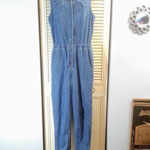 Gap sleeveless snap front jumpsuit.